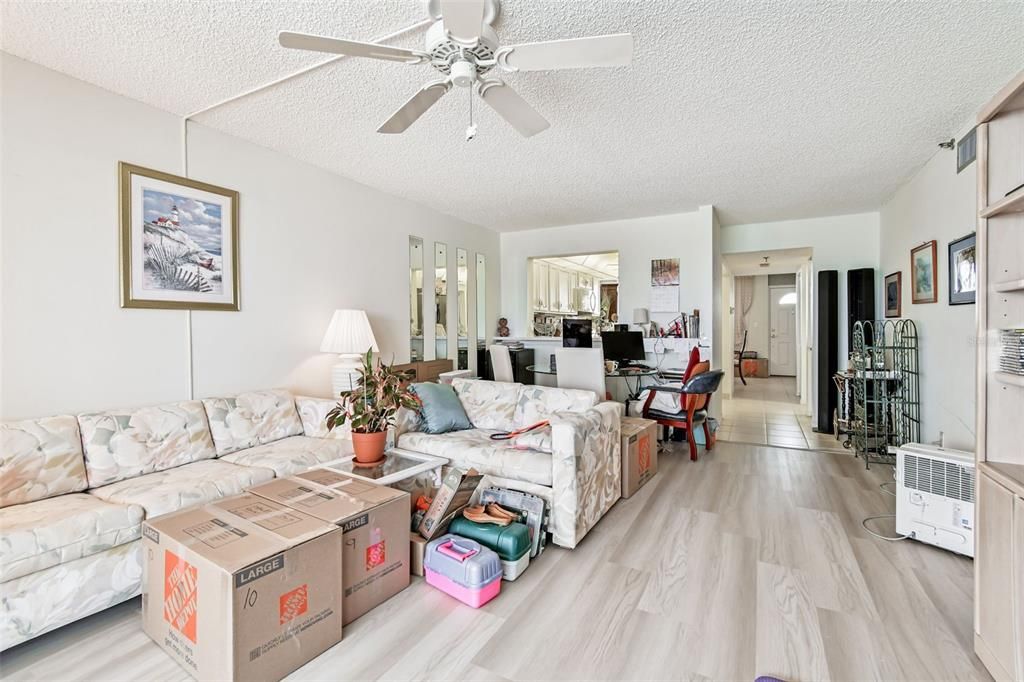 待售: $720,000 (2 贝兹, 2 浴室, 1165 平方英尺)