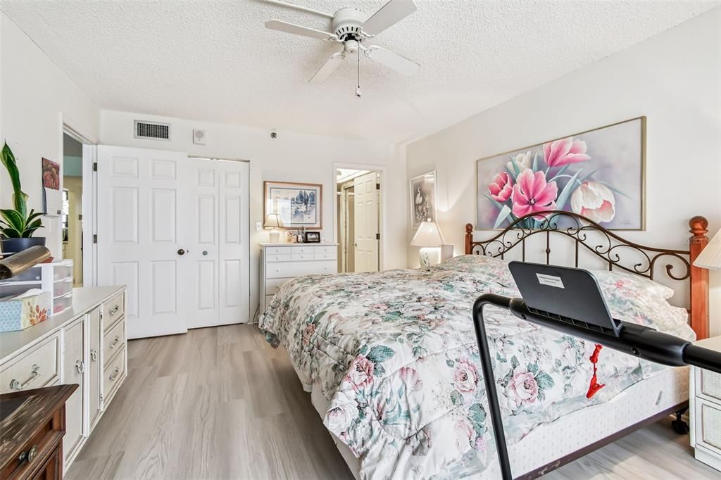 待售: $720,000 (2 贝兹, 2 浴室, 1165 平方英尺)