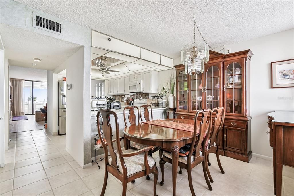 待售: $720,000 (2 贝兹, 2 浴室, 1165 平方英尺)