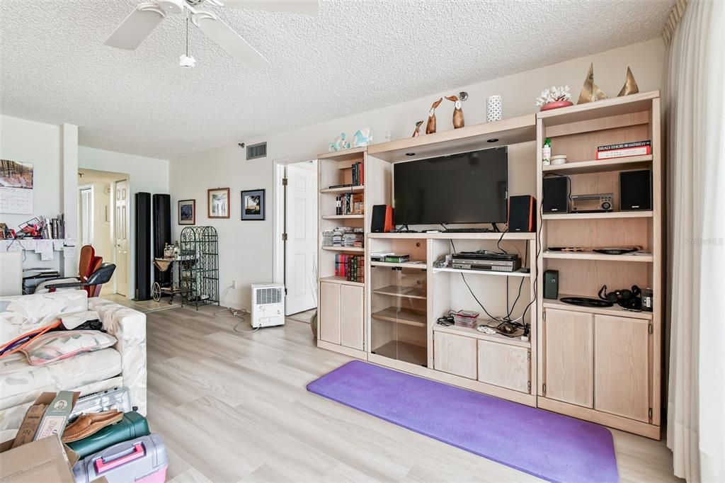 待售: $720,000 (2 贝兹, 2 浴室, 1165 平方英尺)