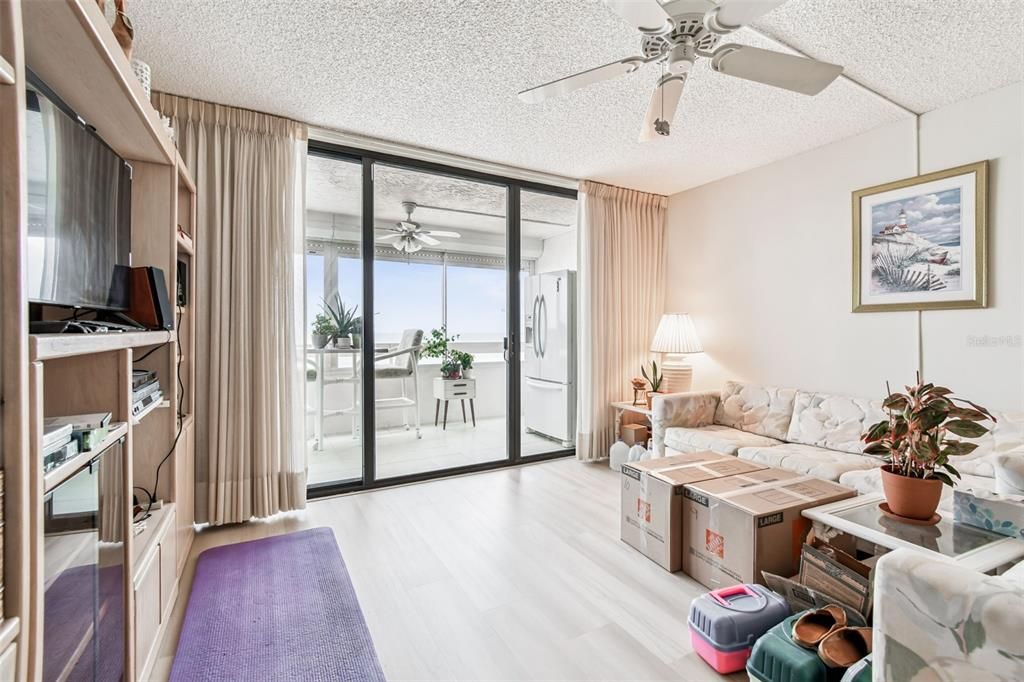 待售: $720,000 (2 贝兹, 2 浴室, 1165 平方英尺)