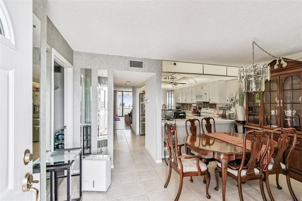 待售: $720,000 (2 贝兹, 2 浴室, 1165 平方英尺)