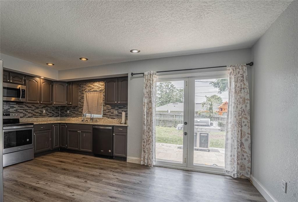 For Rent: $2,250 (4 beds, 2 baths, 1646 Square Feet)