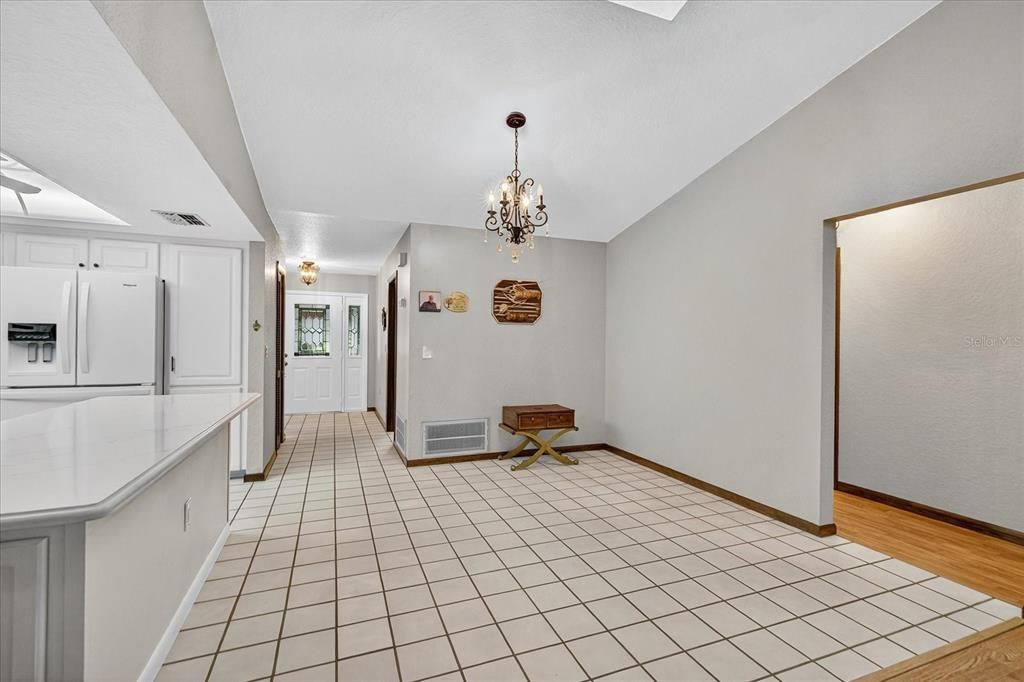 合同活跃: $370,000 (3 贝兹, 2 浴室, 2373 平方英尺)