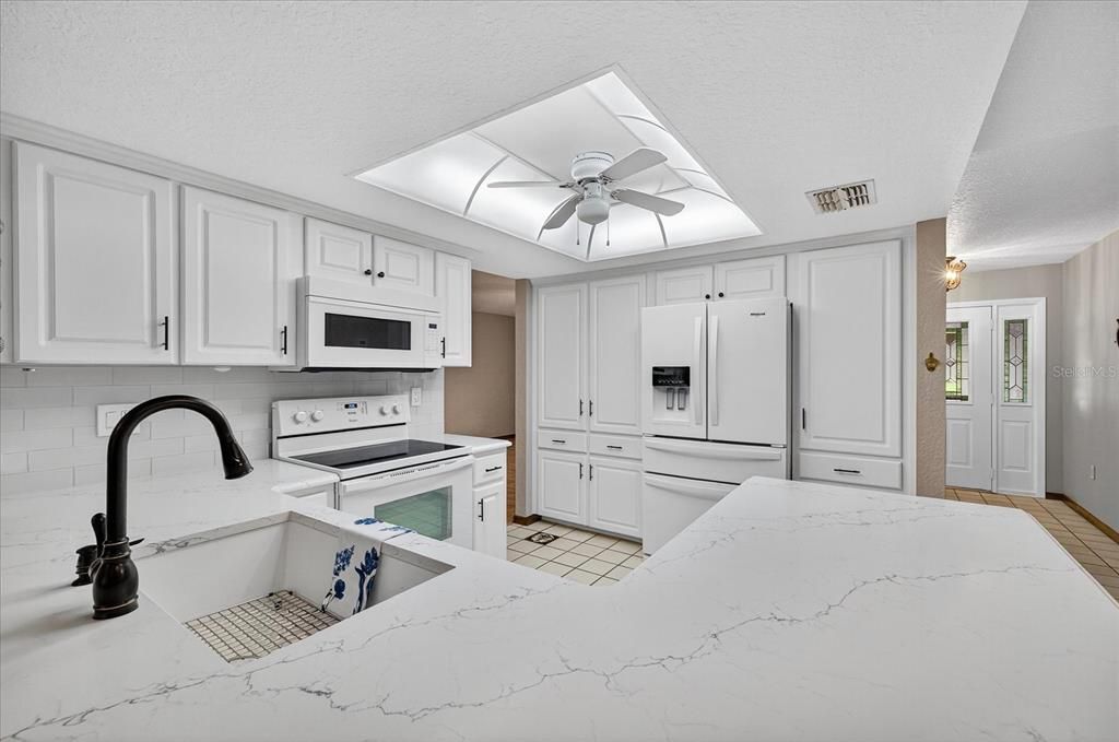 合同活跃: $370,000 (3 贝兹, 2 浴室, 2373 平方英尺)