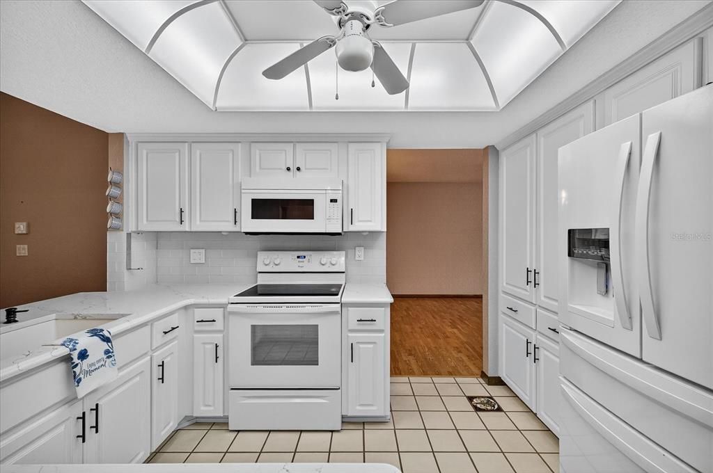 合同活跃: $370,000 (3 贝兹, 2 浴室, 2373 平方英尺)