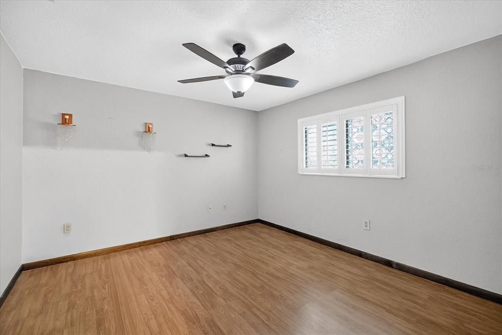 合同活跃: $370,000 (3 贝兹, 2 浴室, 2373 平方英尺)