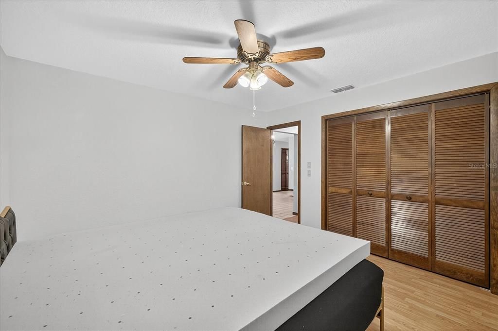 合同活跃: $370,000 (3 贝兹, 2 浴室, 2373 平方英尺)