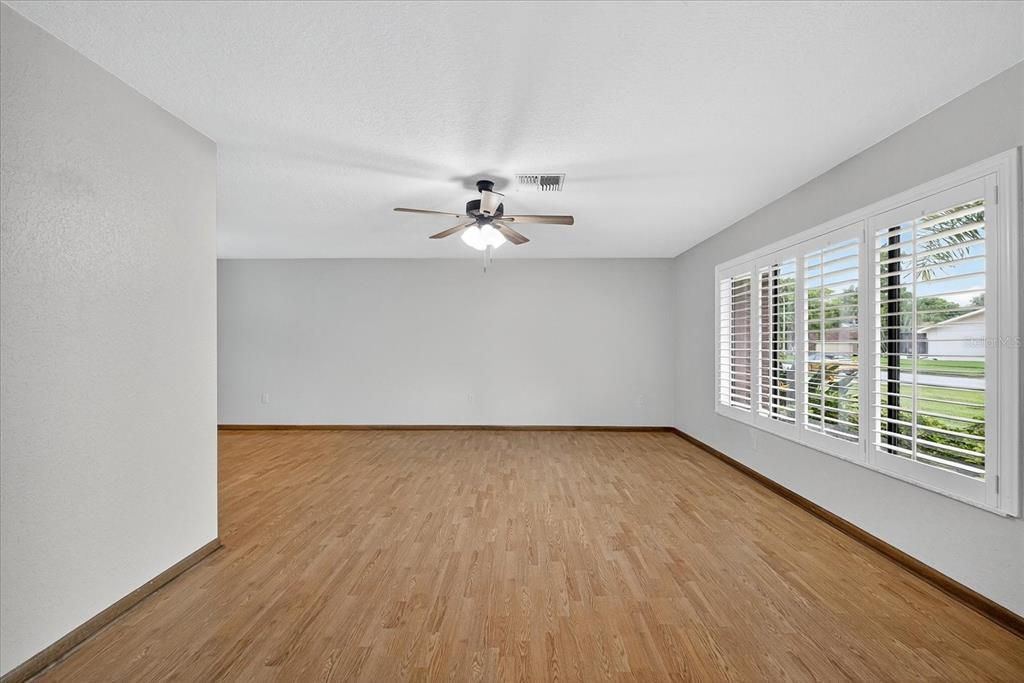 合同活跃: $370,000 (3 贝兹, 2 浴室, 2373 平方英尺)