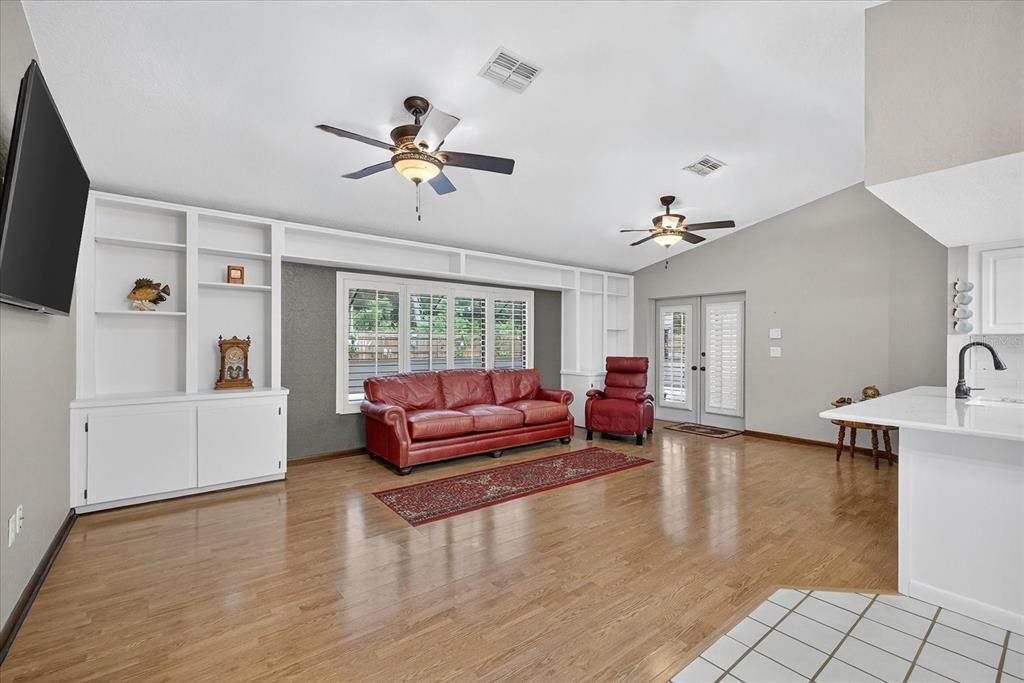 合同活跃: $370,000 (3 贝兹, 2 浴室, 2373 平方英尺)