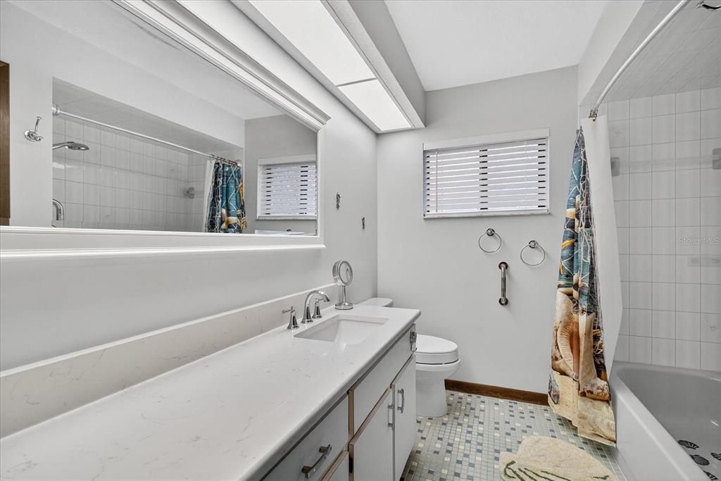 合同活跃: $370,000 (3 贝兹, 2 浴室, 2373 平方英尺)