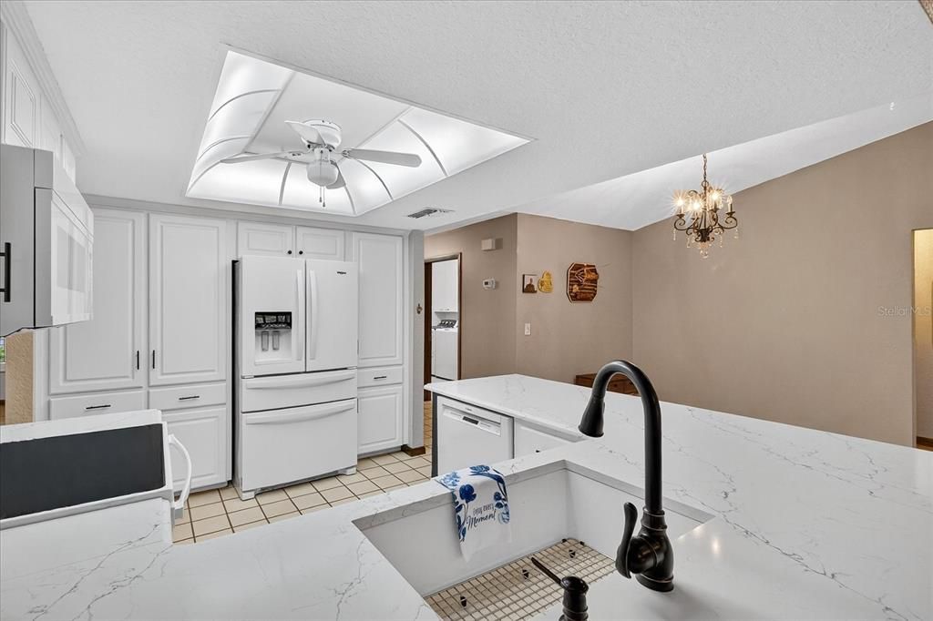 合同活跃: $370,000 (3 贝兹, 2 浴室, 2373 平方英尺)