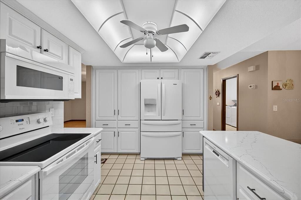 合同活跃: $370,000 (3 贝兹, 2 浴室, 2373 平方英尺)