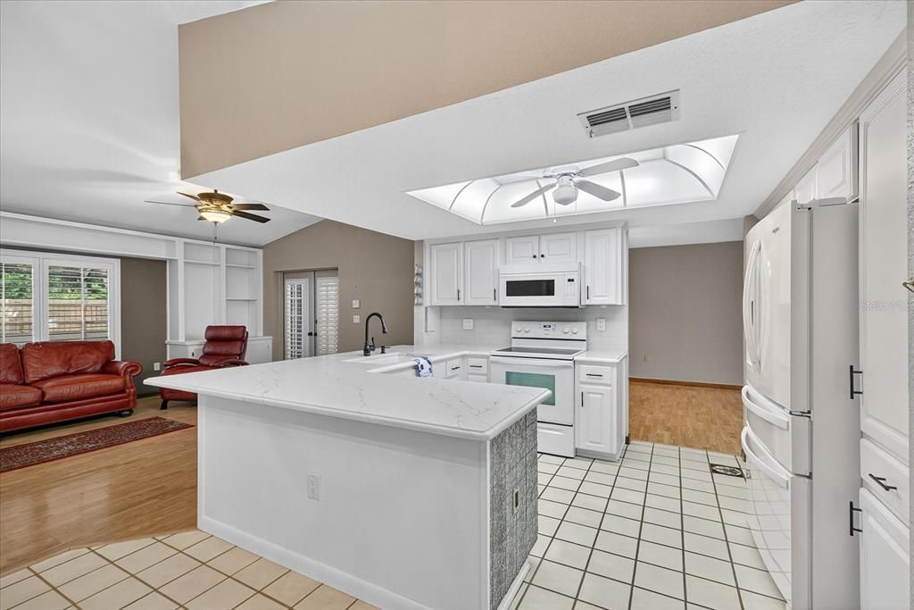 合同活跃: $370,000 (3 贝兹, 2 浴室, 2373 平方英尺)