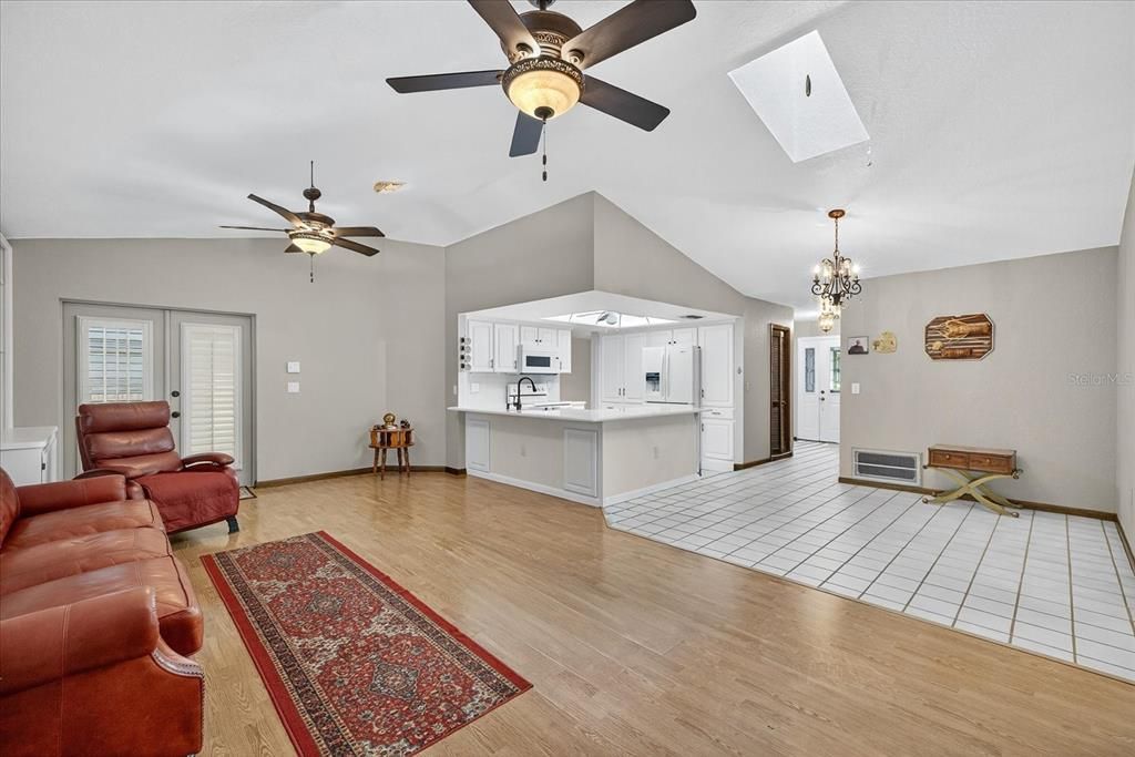 合同活跃: $370,000 (3 贝兹, 2 浴室, 2373 平方英尺)