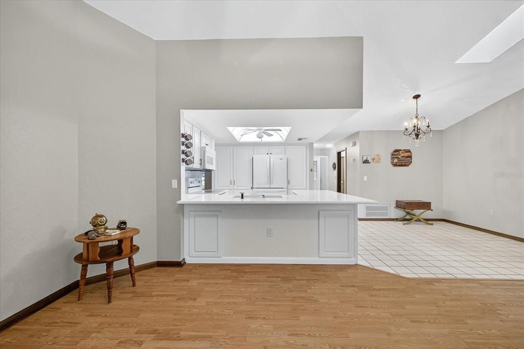 合同活跃: $370,000 (3 贝兹, 2 浴室, 2373 平方英尺)