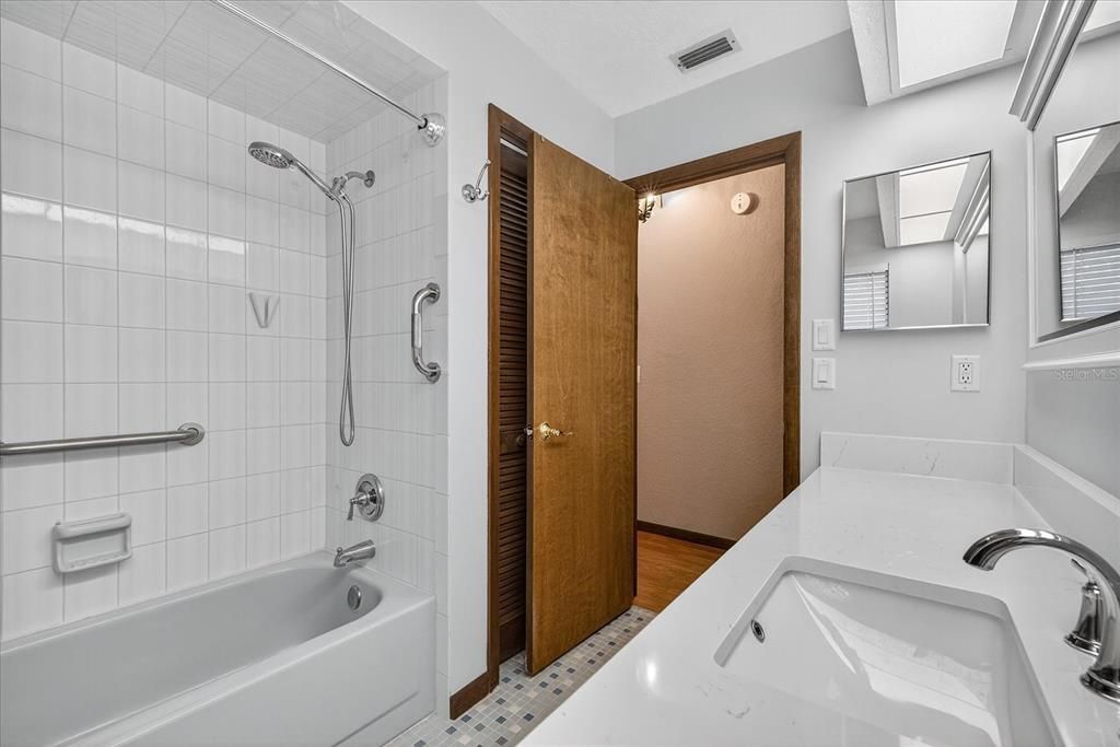 合同活跃: $370,000 (3 贝兹, 2 浴室, 2373 平方英尺)