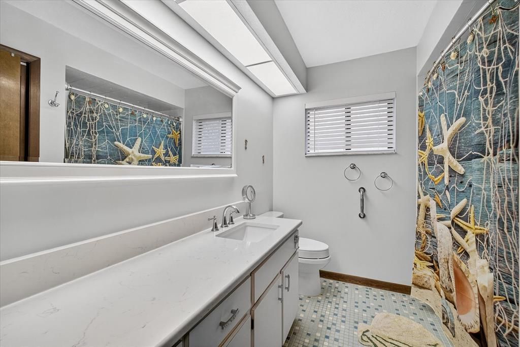 合同活跃: $370,000 (3 贝兹, 2 浴室, 2373 平方英尺)