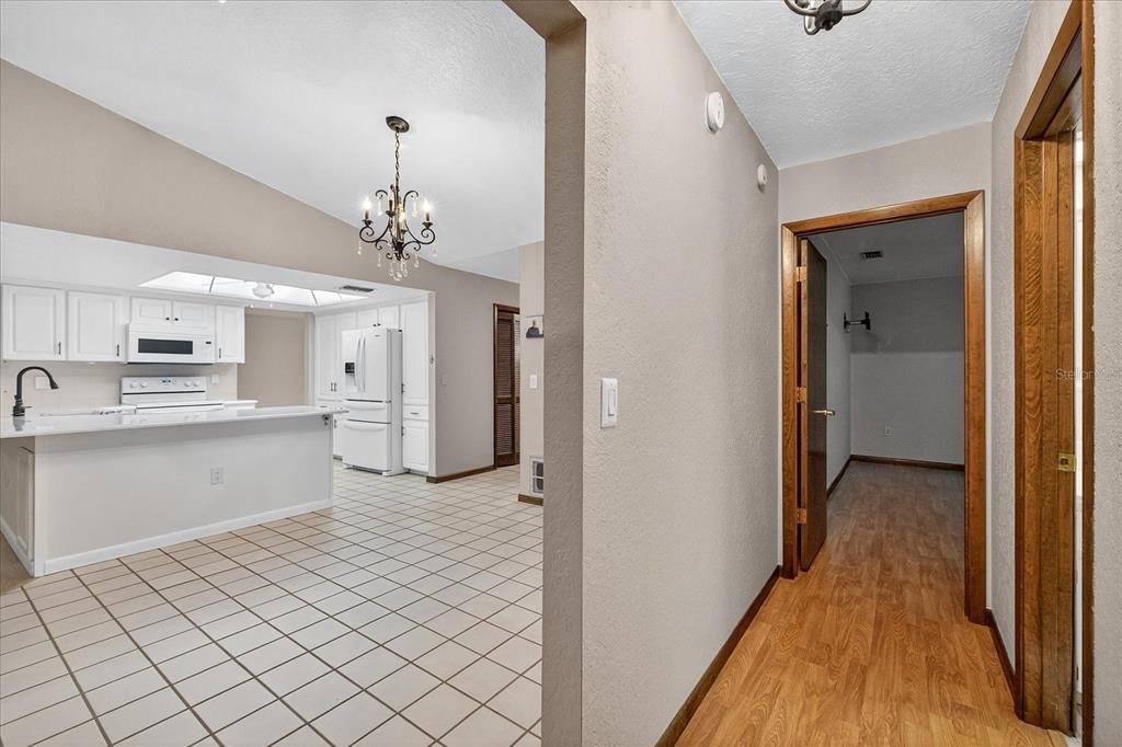 合同活跃: $370,000 (3 贝兹, 2 浴室, 2373 平方英尺)