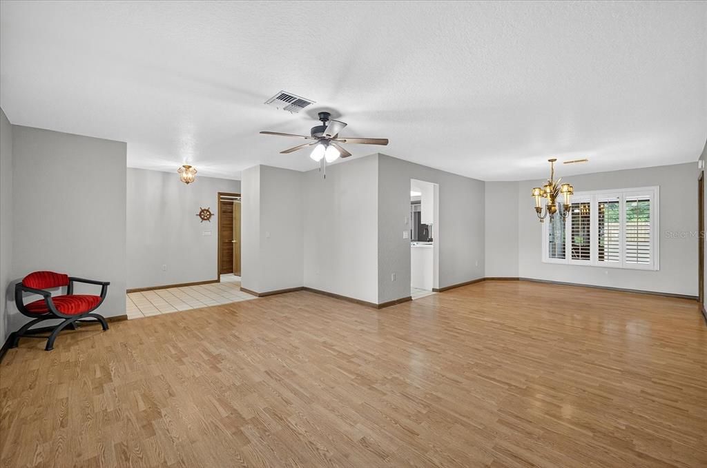 合同活跃: $370,000 (3 贝兹, 2 浴室, 2373 平方英尺)