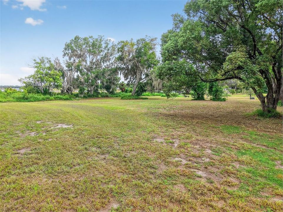 На продажу: $975,000 (2.21 acres)