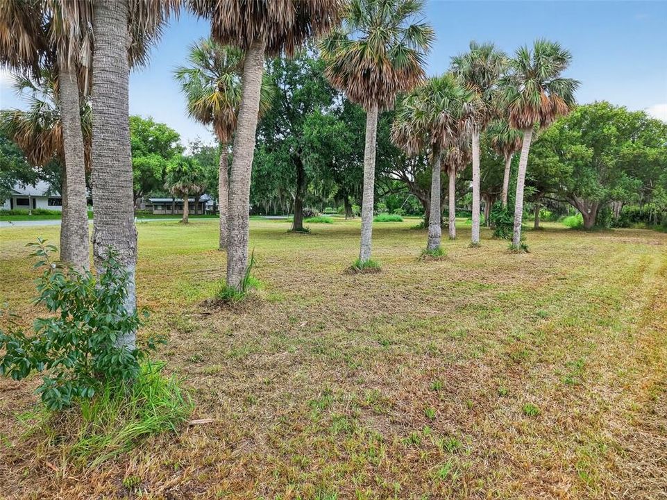 На продажу: $975,000 (2.21 acres)