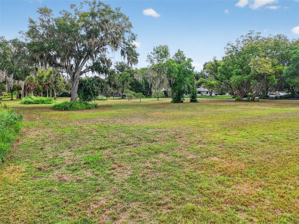 На продажу: $975,000 (2.21 acres)