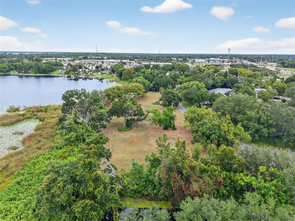 На продажу: $975,000 (2.21 acres)