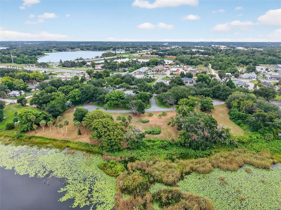 На продажу: $975,000 (2.21 acres)