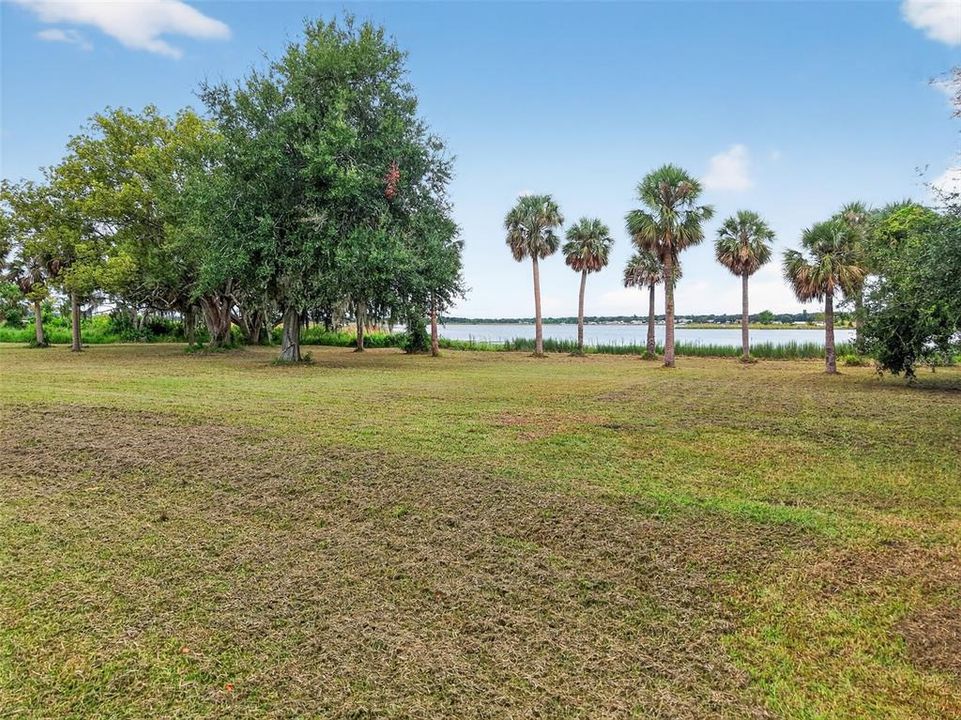 На продажу: $975,000 (2.21 acres)