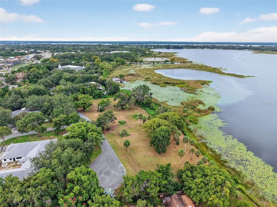 На продажу: $975,000 (2.21 acres)