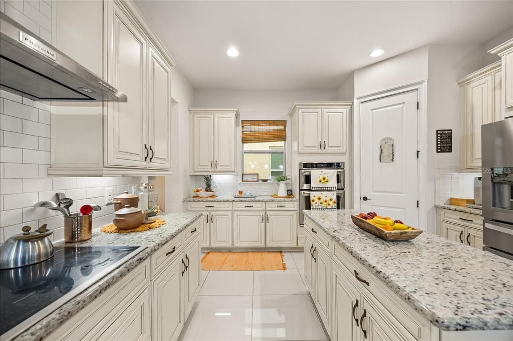 待售: $1,390,000 (6 贝兹, 4 浴室, 4779 平方英尺)