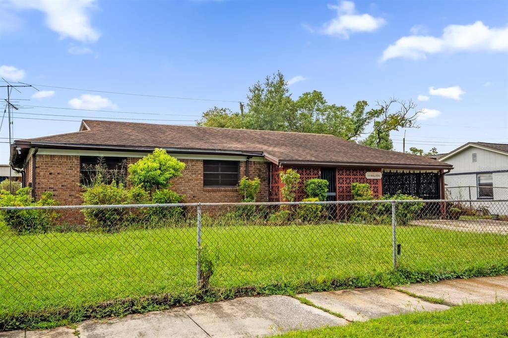 Под контрактом: $230,000 (3 спален, 1 ванн, 950 Квадратных фут)