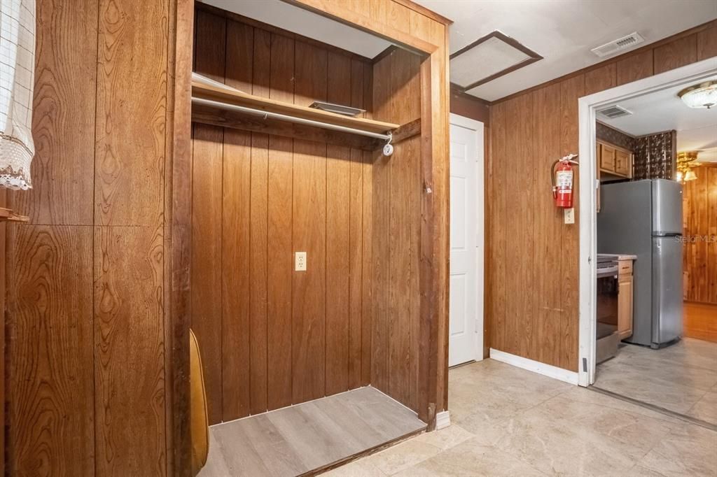 Под контрактом: $230,000 (3 спален, 1 ванн, 950 Квадратных фут)