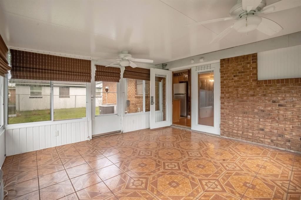 Под контрактом: $230,000 (3 спален, 1 ванн, 950 Квадратных фут)