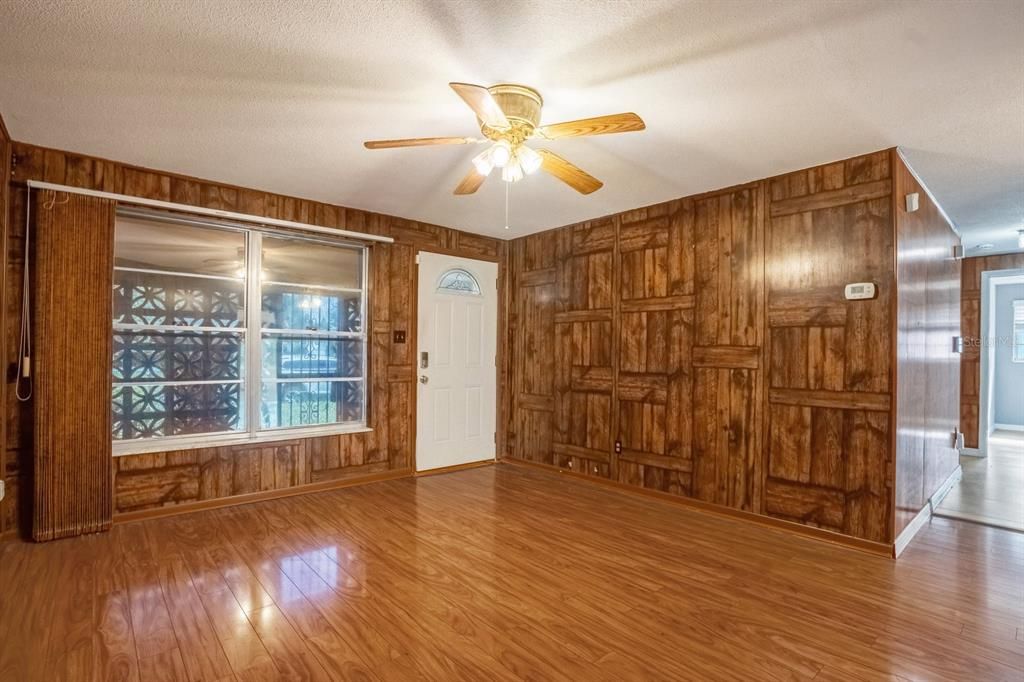 Под контрактом: $230,000 (3 спален, 1 ванн, 950 Квадратных фут)