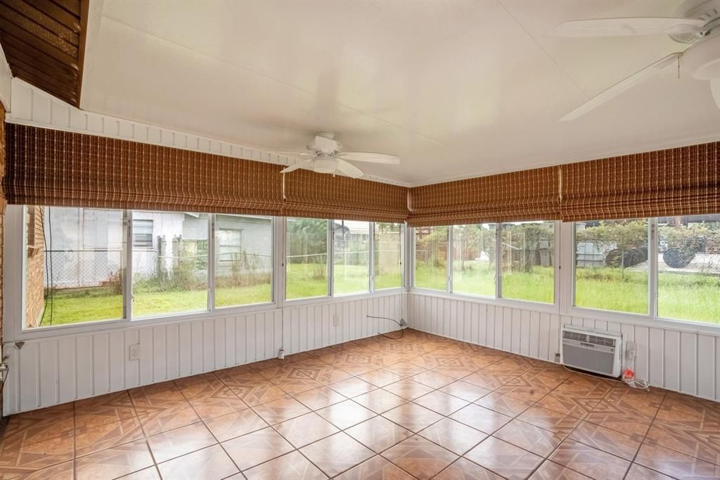 Под контрактом: $230,000 (3 спален, 1 ванн, 950 Квадратных фут)