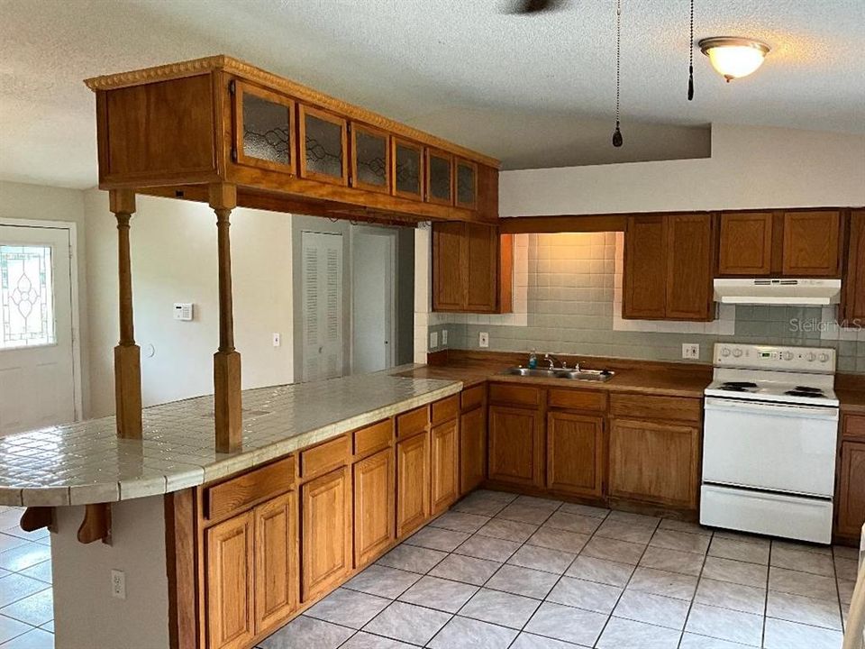 Active With Contract: $250,000 (3 beds, 2 baths, 1366 Square Feet)