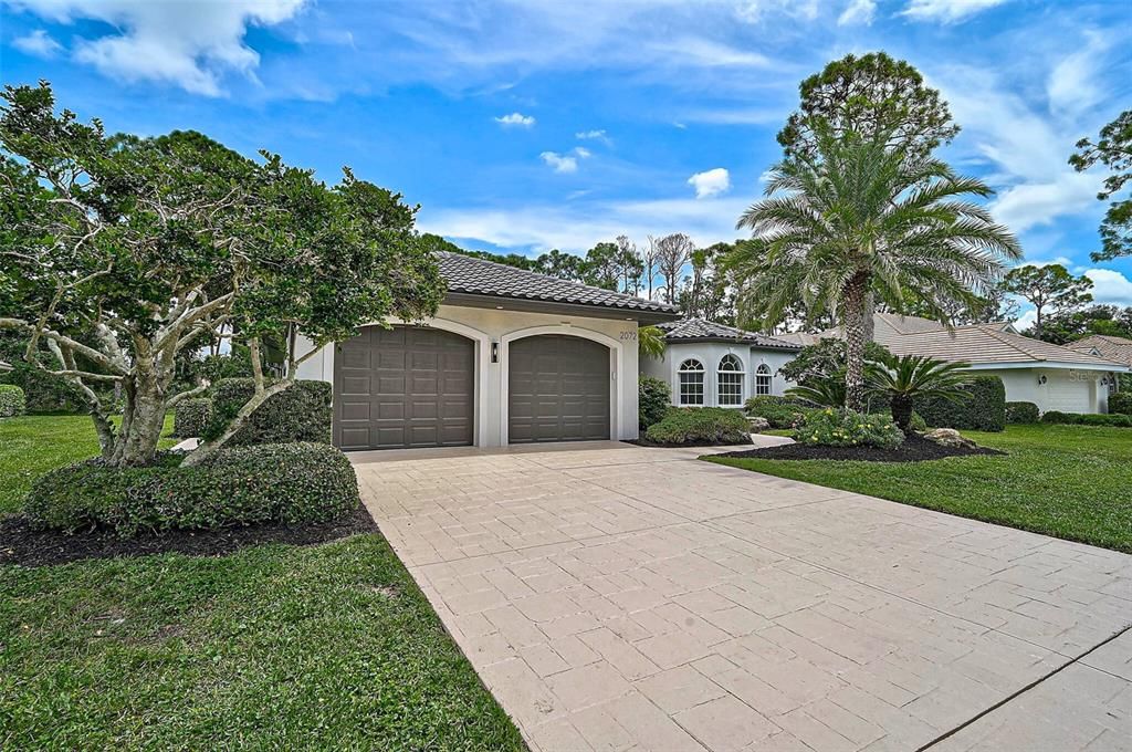 Active With Contract: $879,000 (4 beds, 2 baths, 2578 Square Feet)