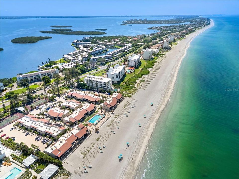 Под контрактом: $710,000 (2 спален, 2 ванн, 900 Квадратных фут)