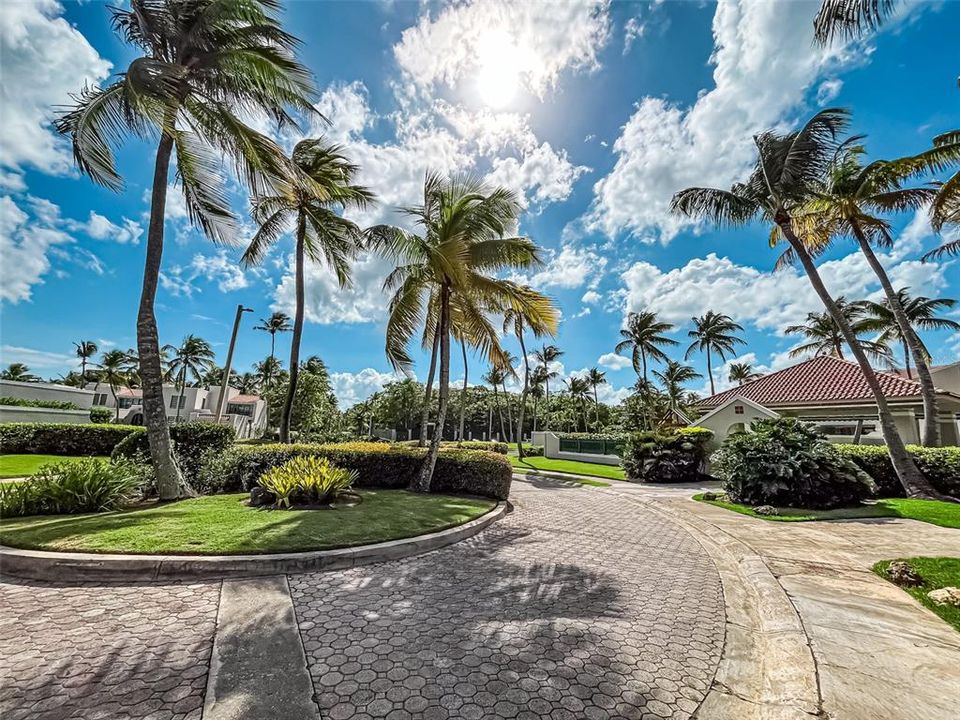 For Sale: $1,375,000 (4 beds, 4 baths, 2764 Square Feet)