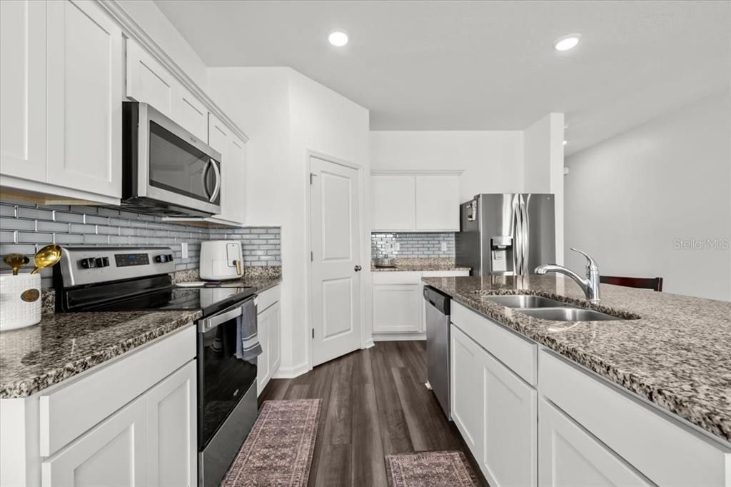 На продажу: $389,999 (4 спален, 2 ванн, 2401 Квадратных фут)