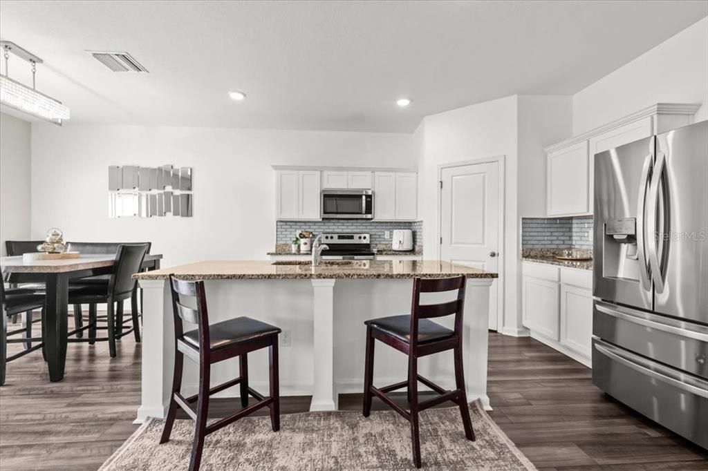 На продажу: $389,999 (4 спален, 2 ванн, 2401 Квадратных фут)