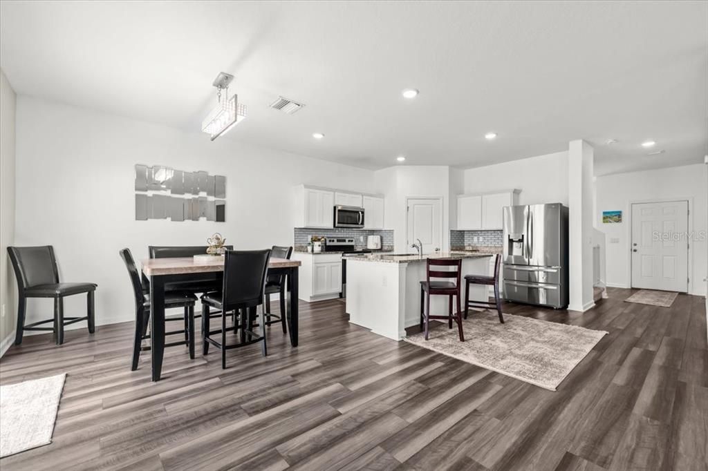 На продажу: $389,999 (4 спален, 2 ванн, 2401 Квадратных фут)