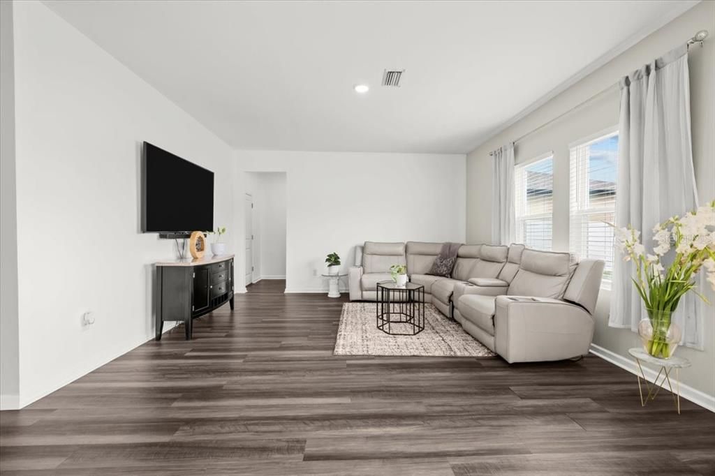 На продажу: $389,999 (4 спален, 2 ванн, 2401 Квадратных фут)