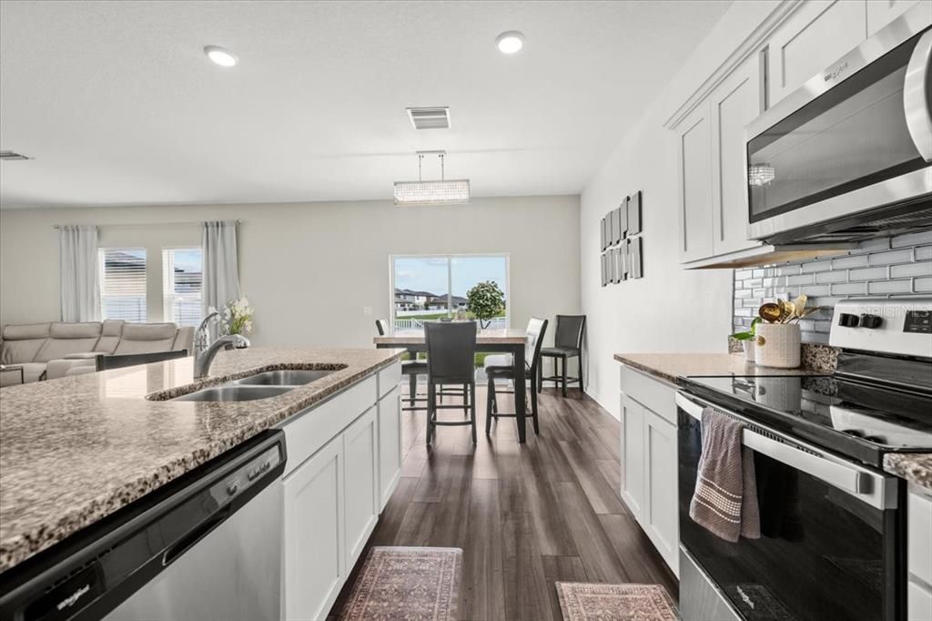 На продажу: $389,999 (4 спален, 2 ванн, 2401 Квадратных фут)