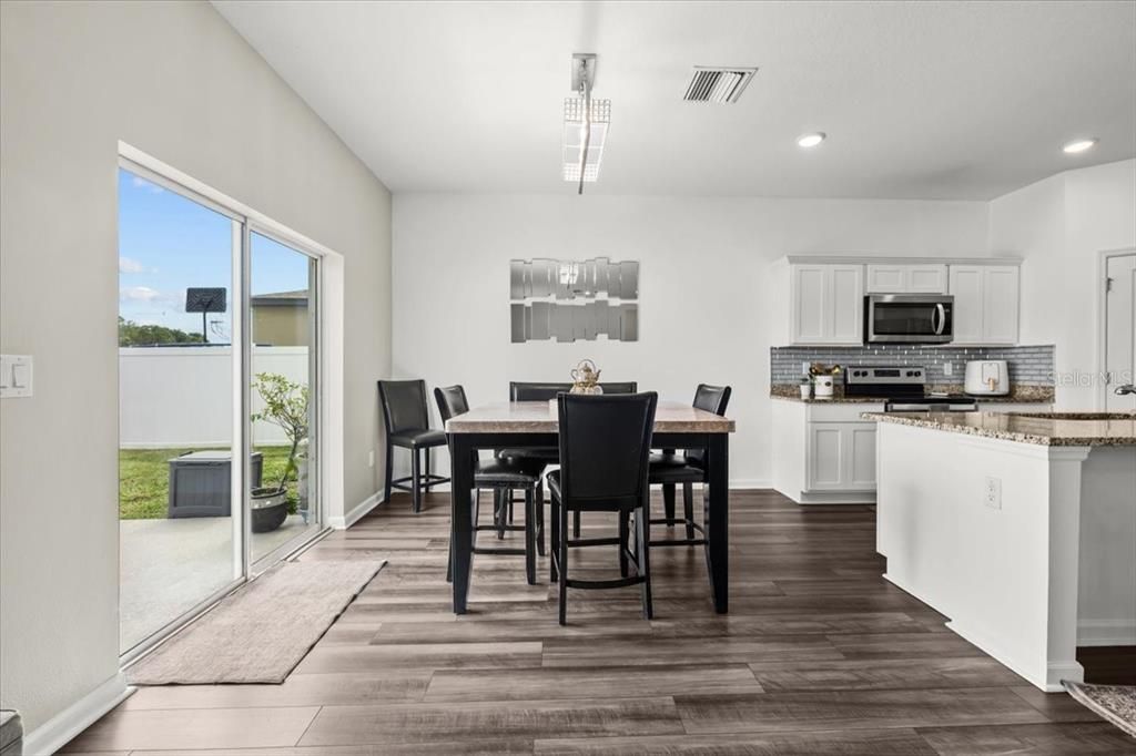 На продажу: $389,999 (4 спален, 2 ванн, 2401 Квадратных фут)