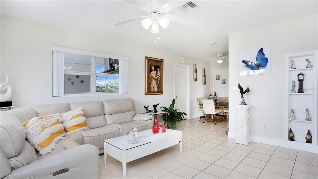 待售: $240,000 (2 贝兹, 1 浴室, 832 平方英尺)