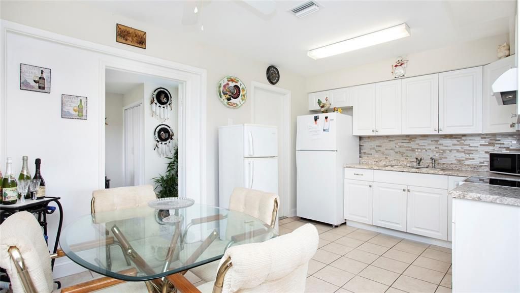 待售: $240,000 (2 贝兹, 1 浴室, 832 平方英尺)