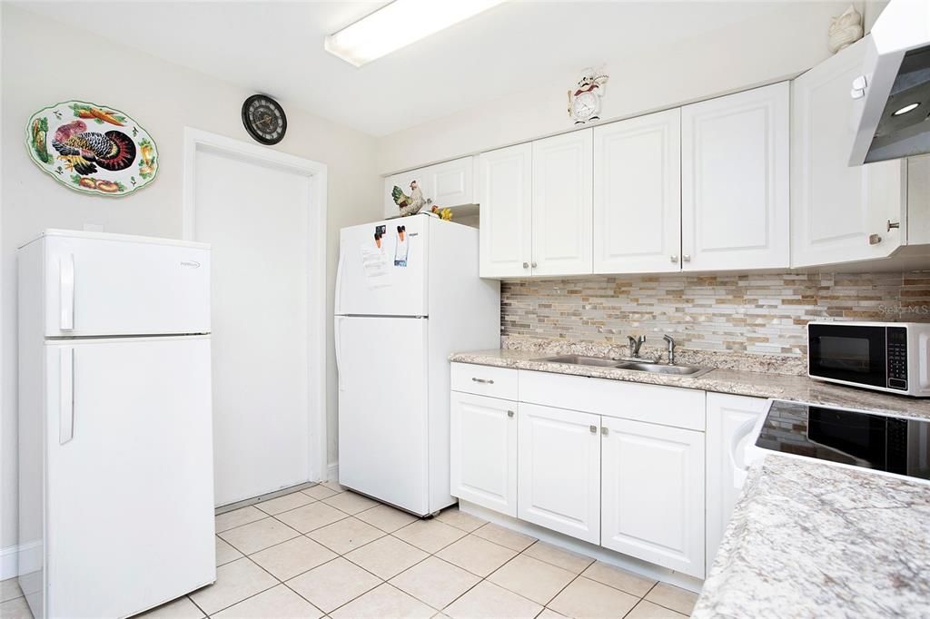 待售: $240,000 (2 贝兹, 1 浴室, 832 平方英尺)